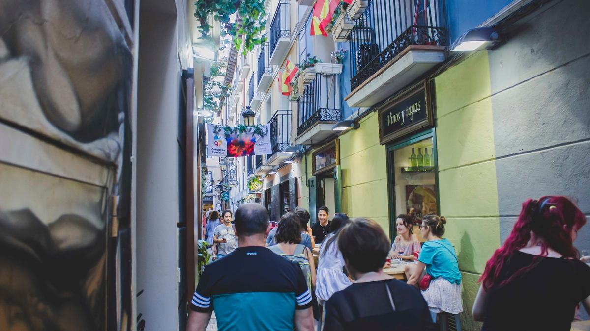 Ambiente en una calle de la zona del Tubo de Zaragoza durante este sábado.