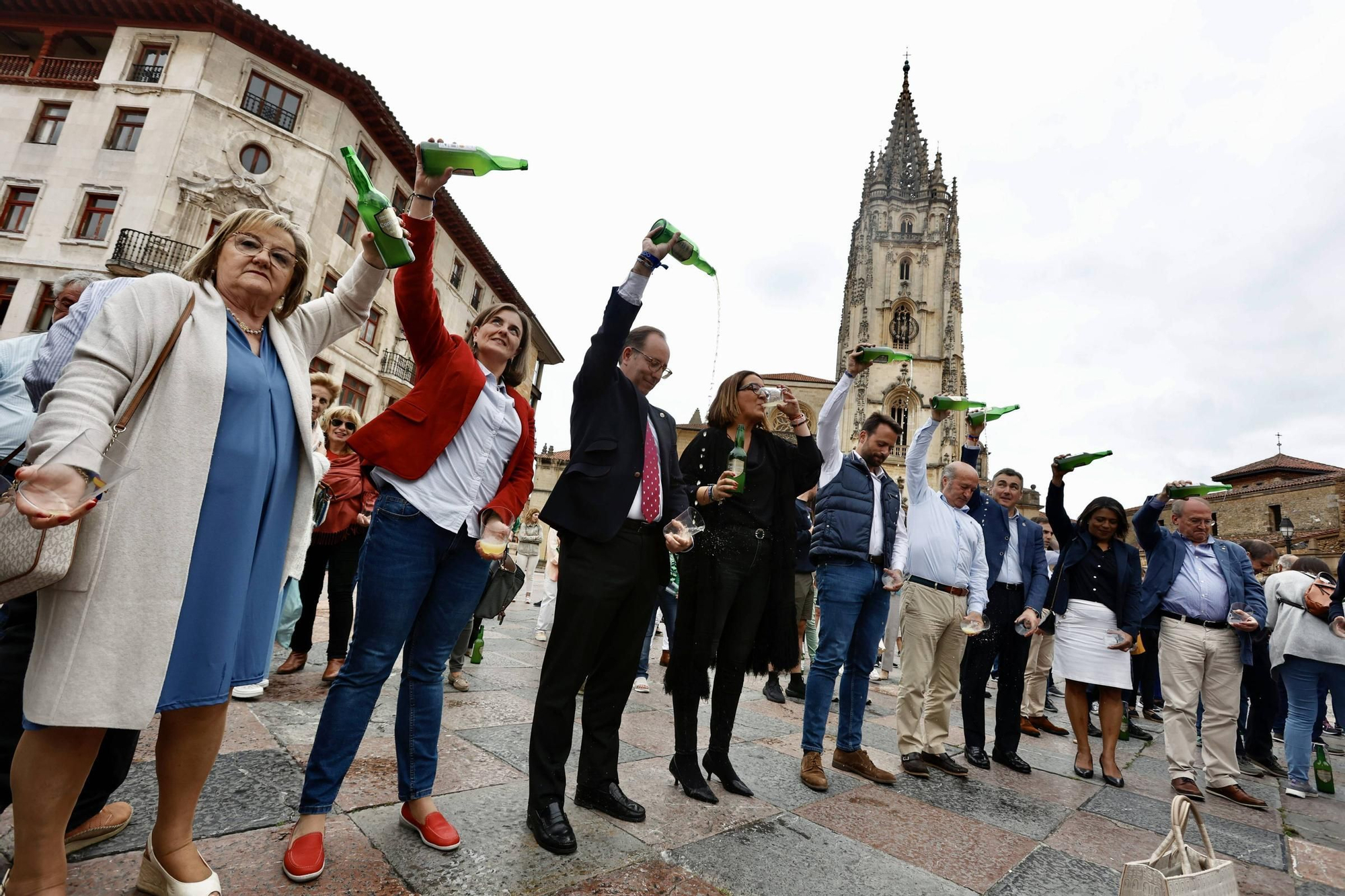 Cientos de brazos al aire junto a la Catedral de Oviedo para que la sidra sea patrimonio de la humanidad