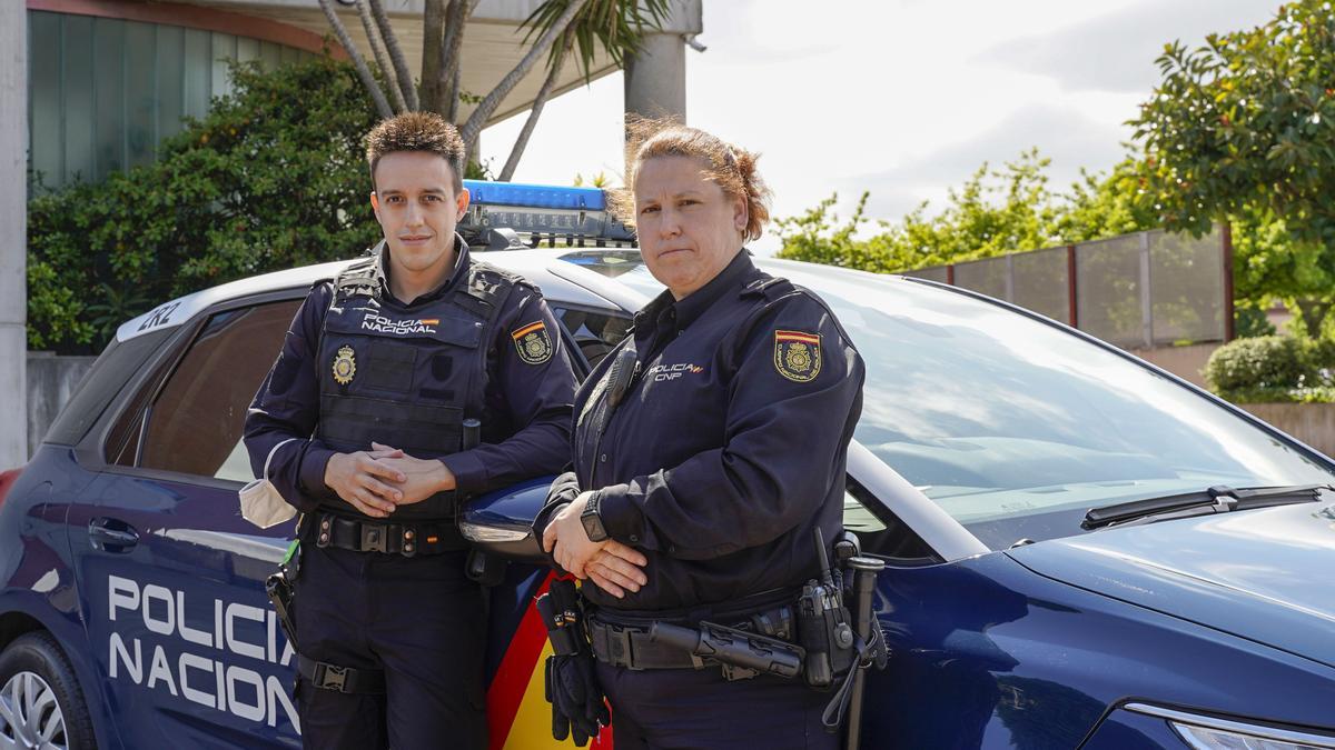 Dos de los agentes que participaron en el rescate del pasado martes en Cimadevilla.