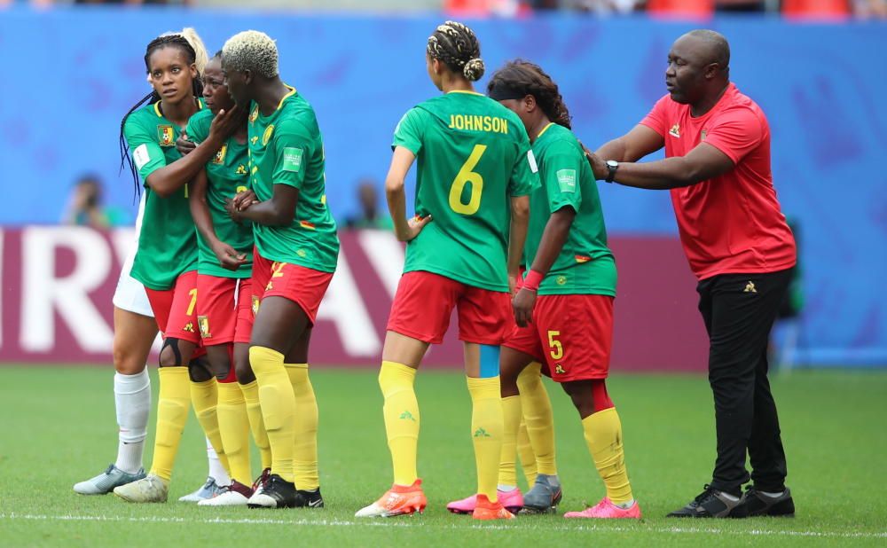 La selección femenina de Camerún la lía frente a I