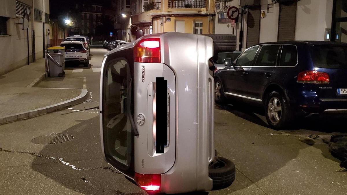 El vehículo que volcó en Monte Alto