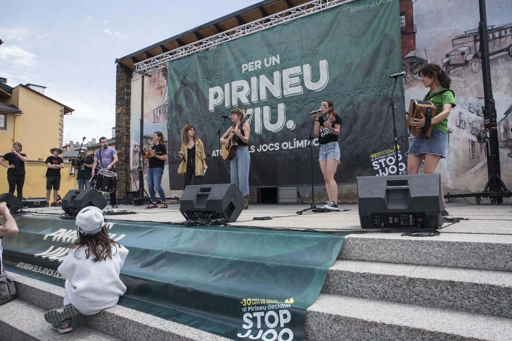 Protesta multitudinària a Puigcerdà en contra dels Jocs