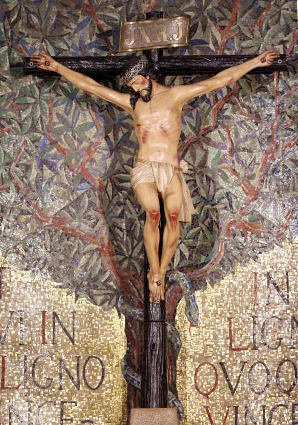 La pandemia no frena la pasión por el Cristo. A pesar de que la Covid-19 ha impedido, por primera vez en la historia, la celebración de la multitudinaria procesión, centenares de fieles recorren desde ayer las calles de la ciudad y el Casco Vello para rendirle homenaje.