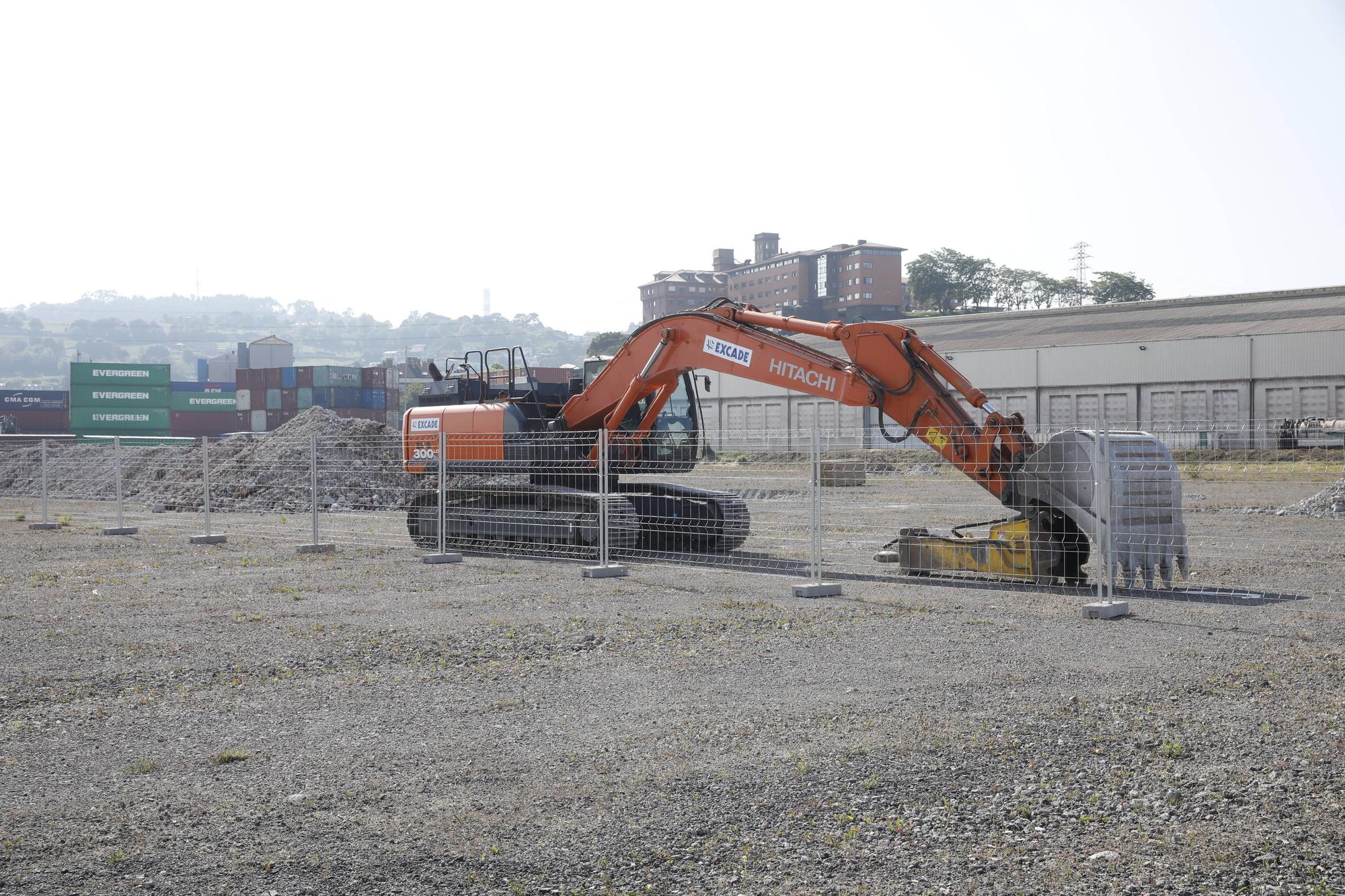 En imágenes: La obra de la piscifactoría de El Musel comienza con movimientos de tierras