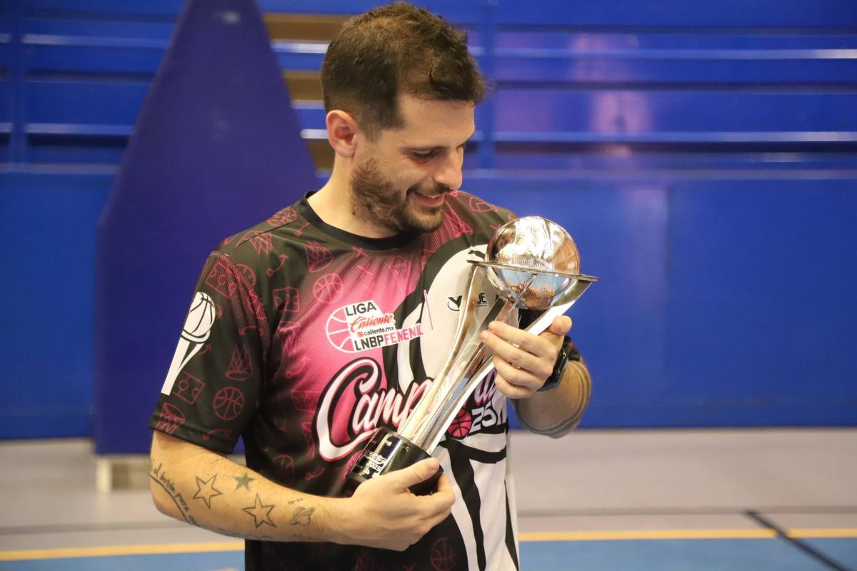 José Antonio Santaella, en Córdoba tras ganar la liga mexicana femenina.