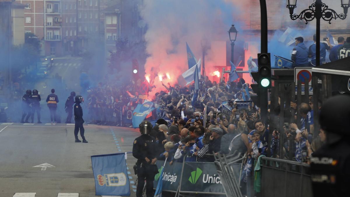 Así fue el recibimiento de la afición al Real Oviedo y toda la previa del último partido de la temporada