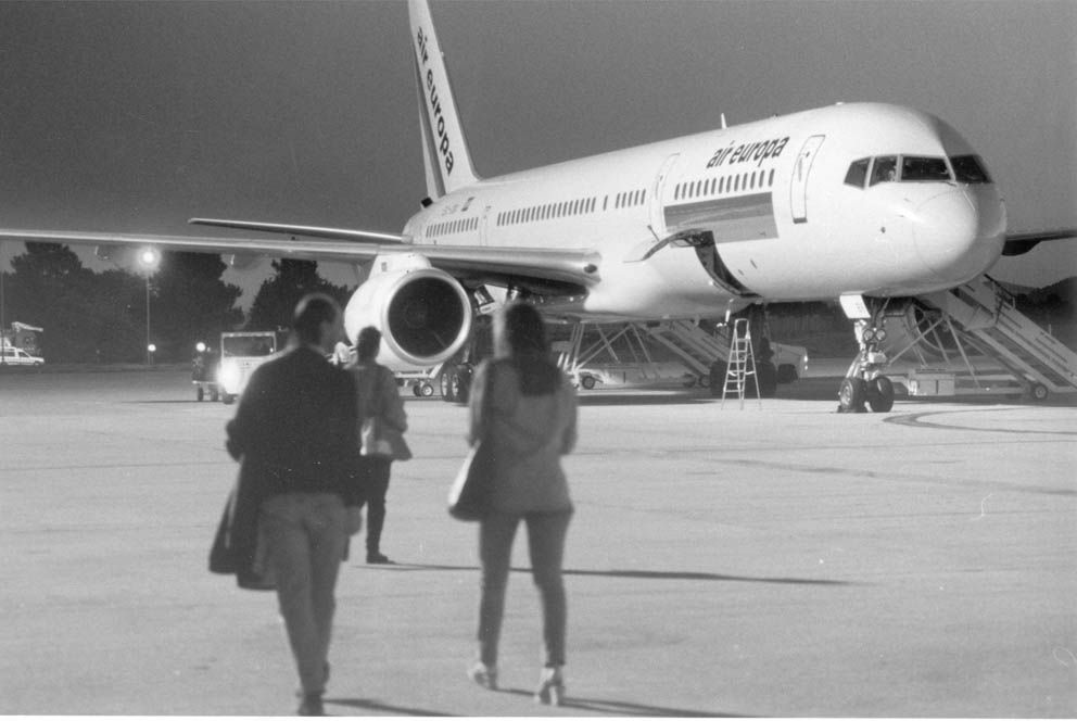 Un avión de Air Europa en el aeropuerto de Vigo en la década de los 90.