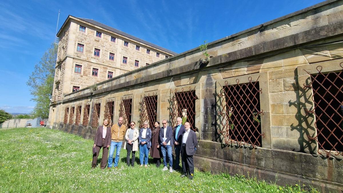 Por la izquierda, la subdirectora de Enfermería de Cabueñes, Beatriz Braña; el viceconsejero de Política Sanitaria, Pablo García; la gerente del Área Sanitaria V, María Luisa Sánchez; Concepción Saavedra; la directora del Hospital Universitario de Cabueñes, Isabel Gómez Fouces; el decano de la Facultad de Enfermería, Fernando Alonso; el gerente del Sespa, Aquilino Alonso y el jefe de la unidad de Obras de la Consejería de Salud, Jesús Menéndez.