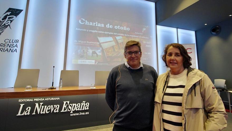 Miguel Gueimonde y María Fernández, ayer, en el Club Prensa Asturiana. | Diego Fernández