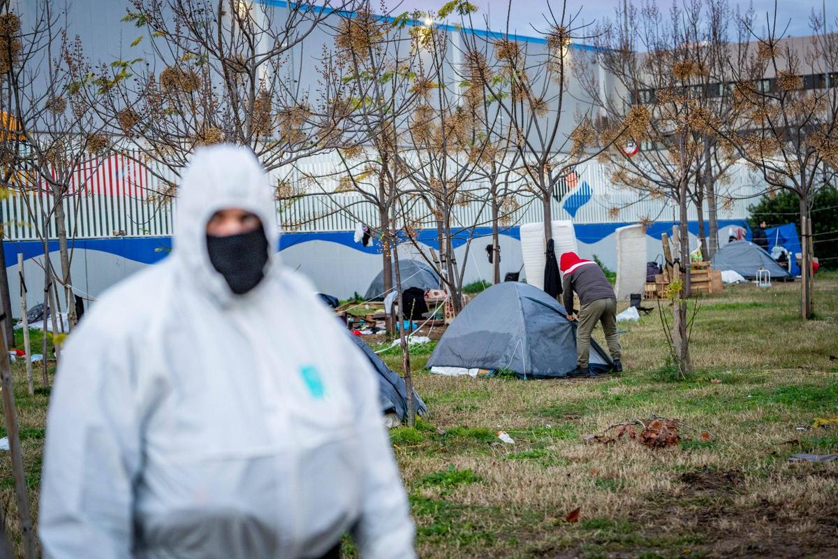 Barcelona desaloja el campamento de la Zona Franca Barcelona desaloja el campamento de la Zona Franca