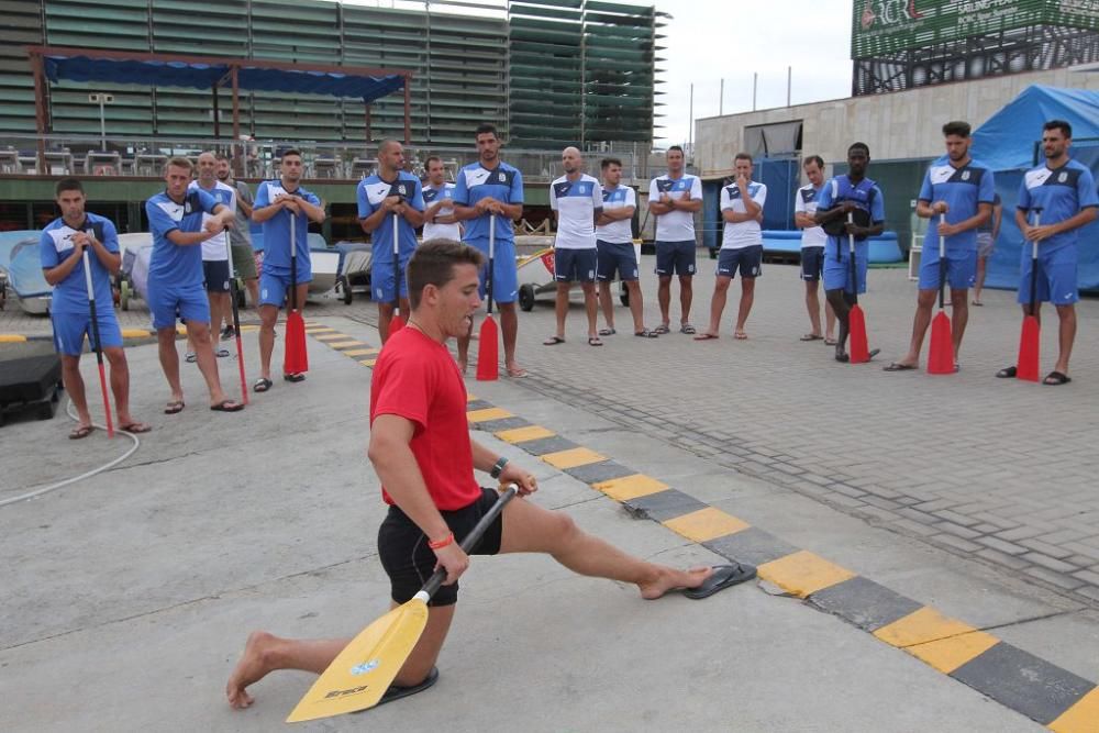 Los jugadores del FC Cartagena en el Club de Regat