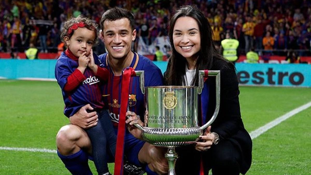 Coutinho posa con el trofeo de la Copa del Rey junto a su mujer y su hija.