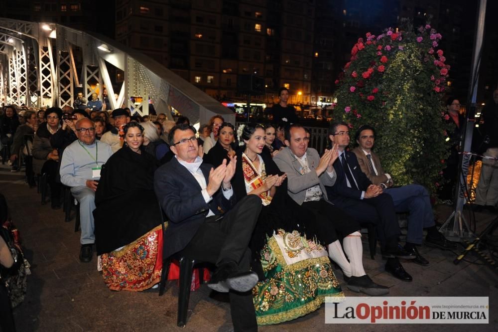 Festival de folclore en el Puente de Hierro