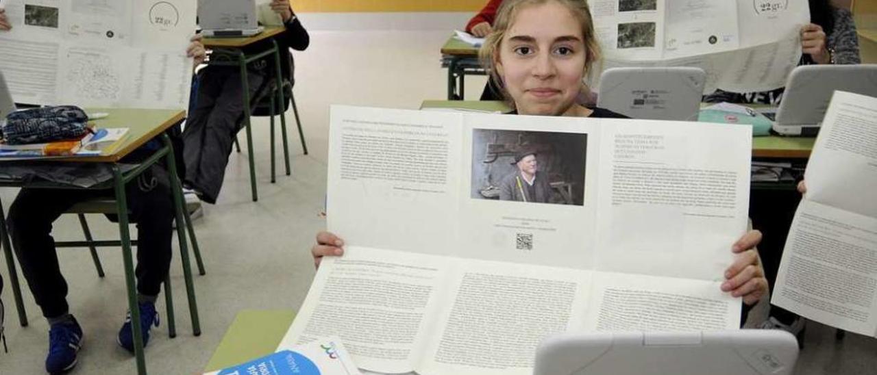 Alumnado del IES Pintor Colmeiro con algunos de los ejemplares en el aula. // Bernabé/Javier Lalín