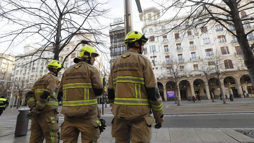 Los Bomberos de Zaragoza refuerzan el alumbrado navideño del paseo Independencia tras la caída de tres guirnaldas