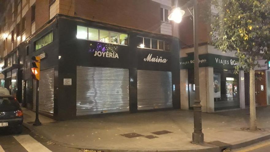 La joyería atracada en la avenida de la Argentina con las persianas bajadas