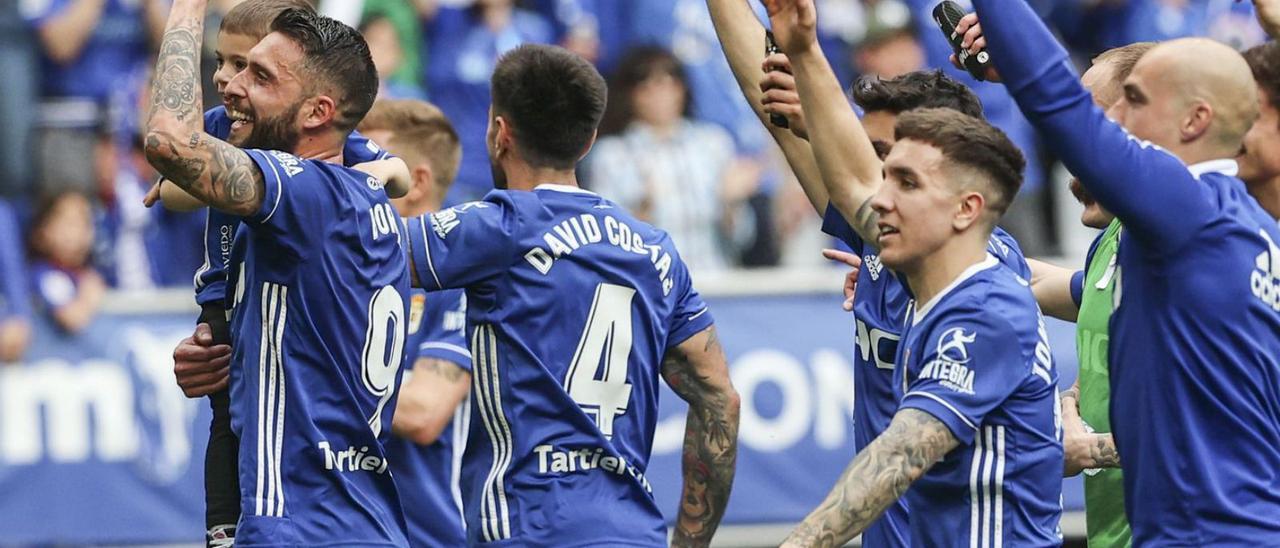 Los jugadores del Oviedo celebran su victoria ante  el Leganés. | |  IRMA COLLÍN