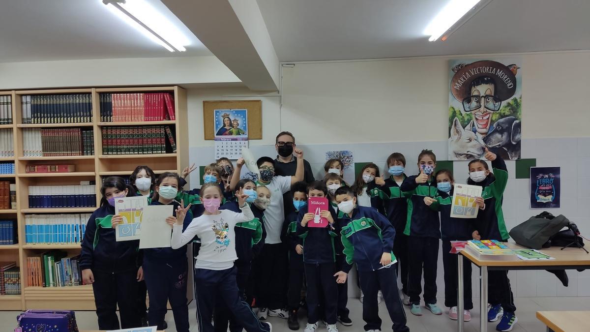 Os pequenos do CPR Don Bosco non podían deixar marchar a Ramón Veiga sen sacar unha foto con el