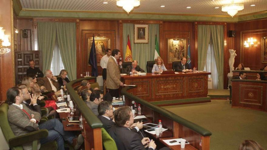 El portavoz del equipo de gobierno, Félix Romero, durante su intervención, ayer en el pleno extraordinario celebrado en el Ayuntamiento de Marbella.