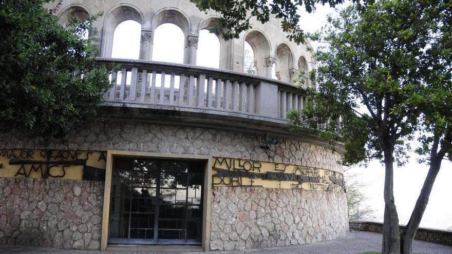 Imatge de la cripta amb la balconada que rematava l´absis de la basílica eliminada amb la restauració de primers dels anys 90