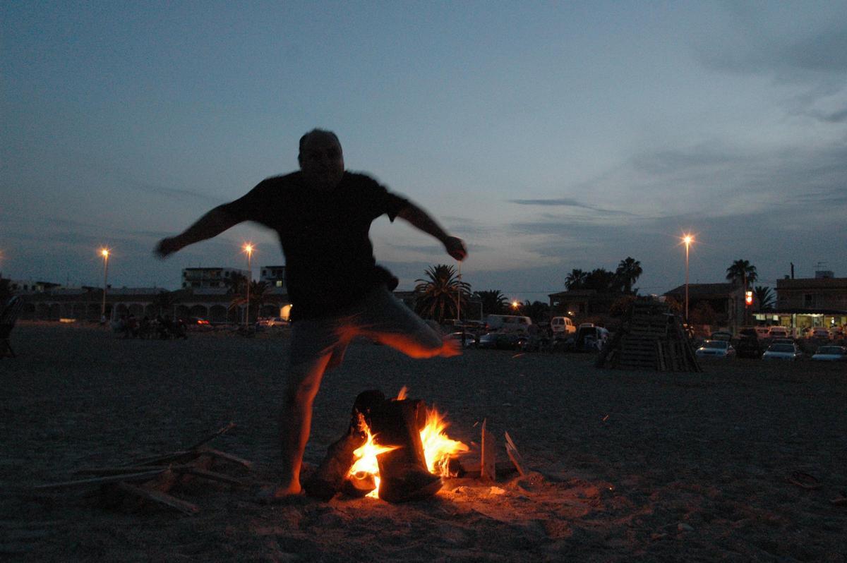 El 'correfoc' iluminará esta mágica noche veraniega protagonziada por las hogueras.