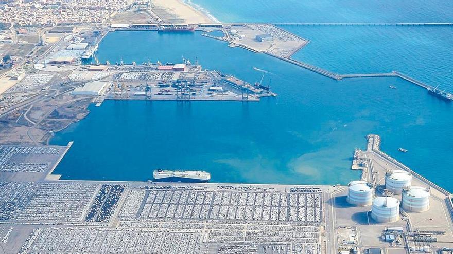 Puerto de Sagunt, con sus dos dársenas y el casco urbano, al fondo.