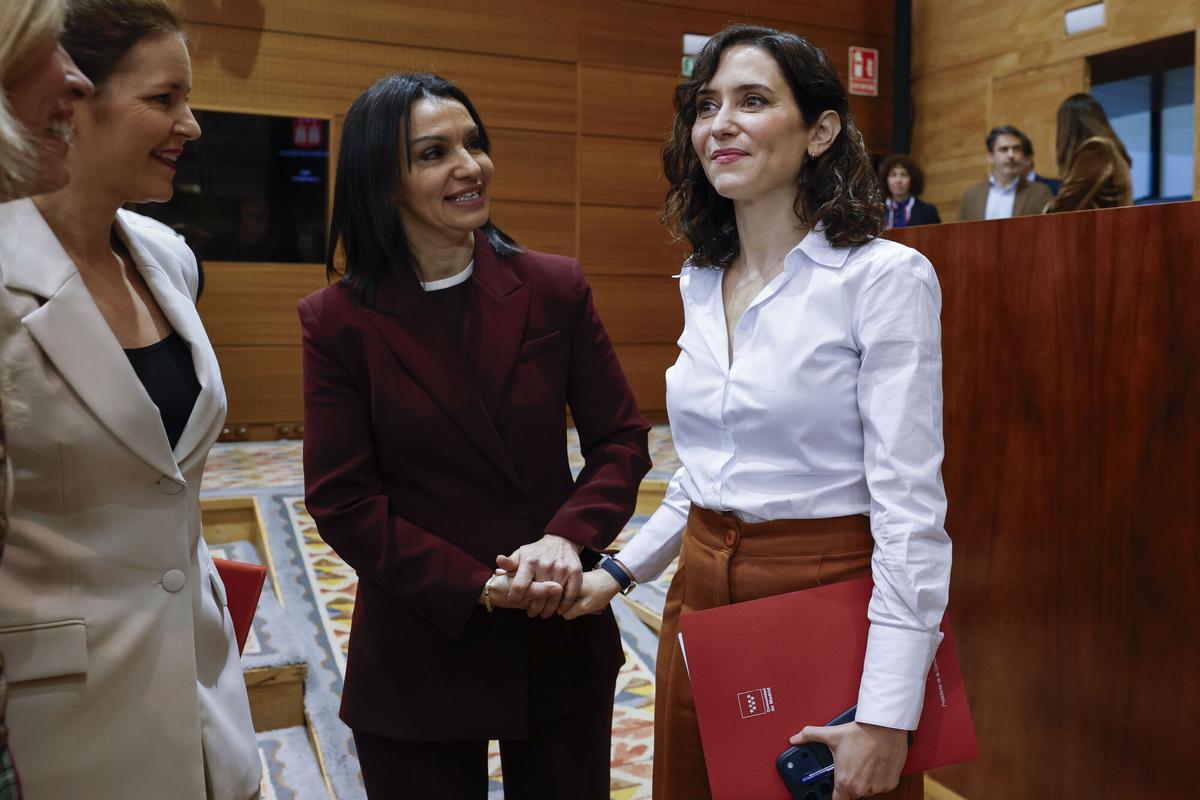 Isabel Díaz Ayuso junto a la consejera de Educación, Ciencia y Universidades de la Comunidad de Madrid, Mercedes Zarzalejo.
