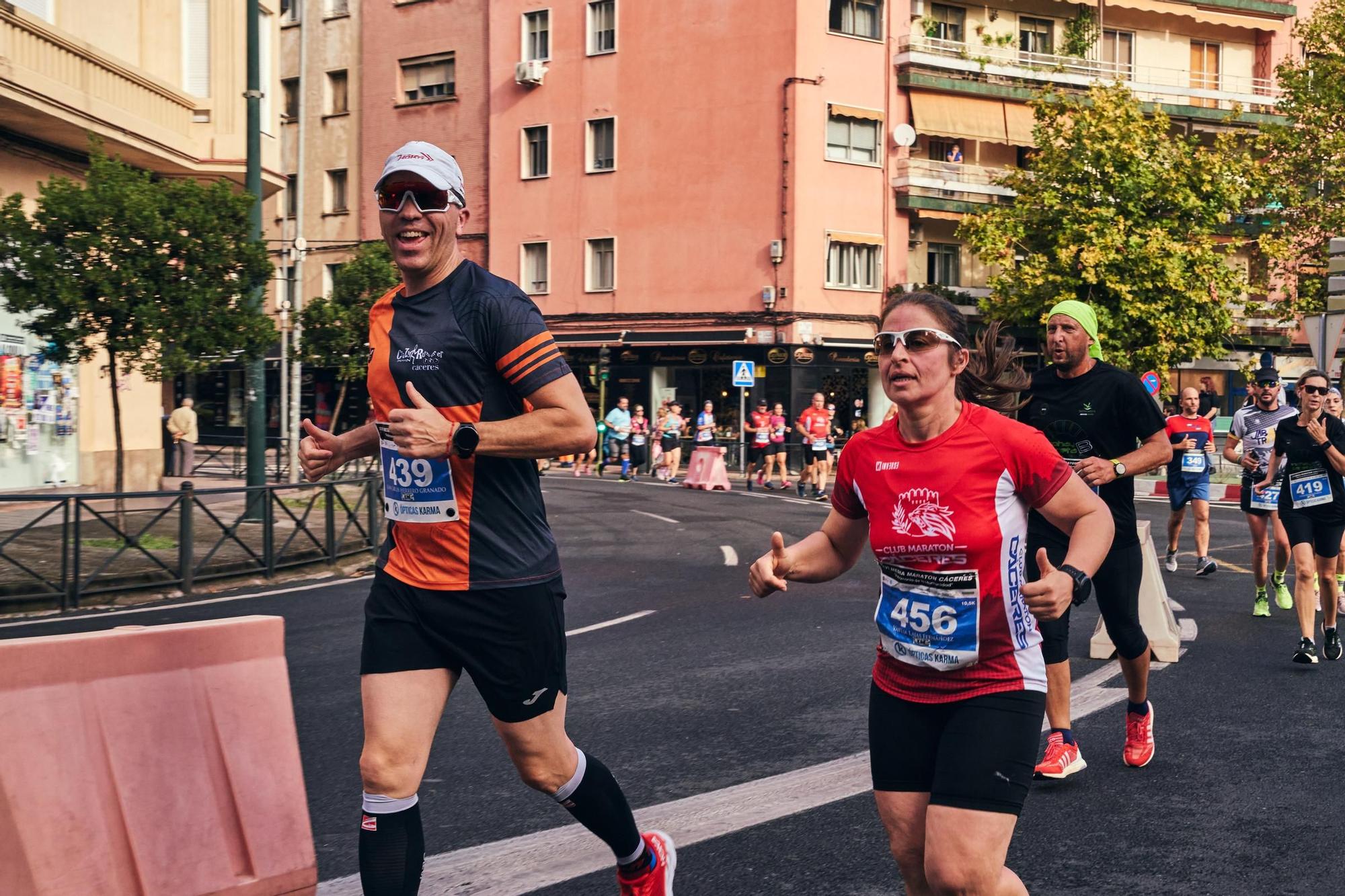 GALERÍA | Mil 'runners' corren la media maratón de Cáceres
