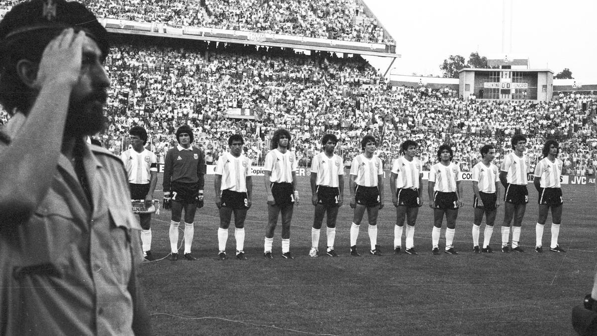 La selección argentina antes de empezar un partido en el Rico Pérez.