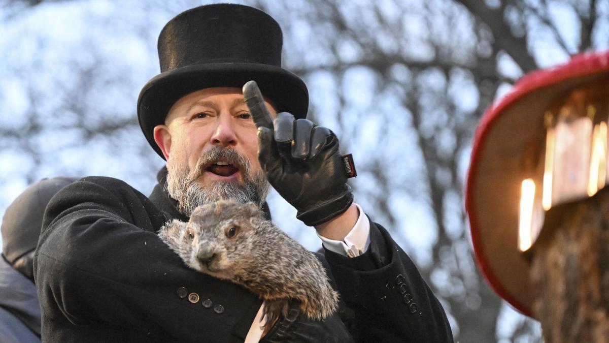El adiestrador del Club de la Marmota, A.J. Dereume, sostiene a Punxsutawney Phil, la marmota pronosticadora del tiempo.
