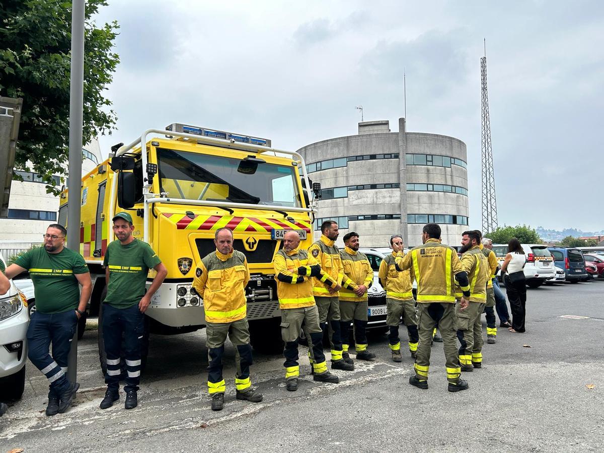 Un grupo de bomberos forestales y agentes ambientales en la explanada de la Dirección Xeral de Defensa do Monte, este jueves, antes del encuentro con Alfonso Rueda.