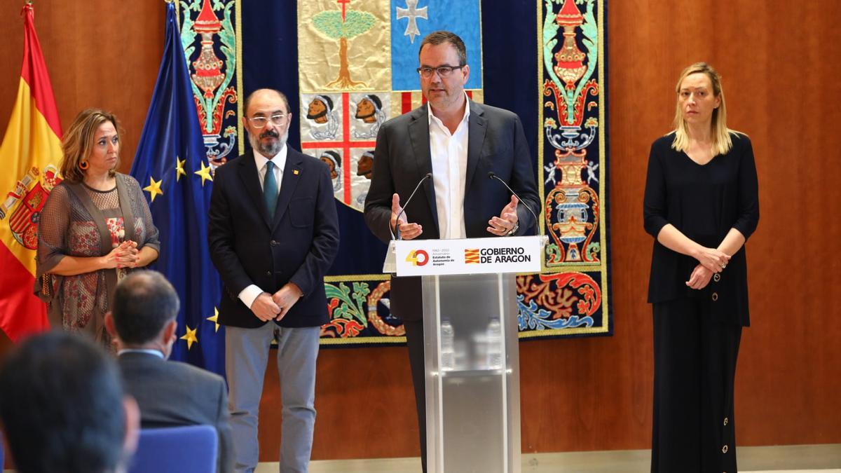 Mikkel Vestergaard, CEO y fundador de Sceye, explica el proyecto en Teruel junto al presidente, Javier Lambán, y las consejeras de Economía, Marta Gastón, y de Presidencia, Mayte Pérez.
