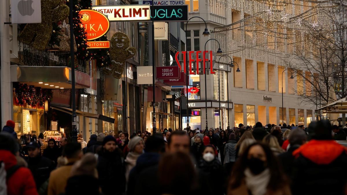 La gente camina por una zona peatonal en Viena.