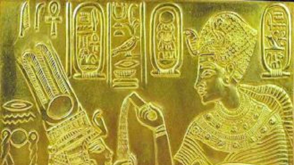 Detalle del trono de Tutankamón en el que el faraón vierte unliquido en la mano de Anjesenamón, su esposa, en una sutil alusión al acto sexual