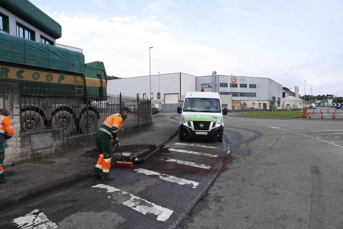 La carrera ilegal que ha dejado un reguero de heridos en Gijón, en imágenes