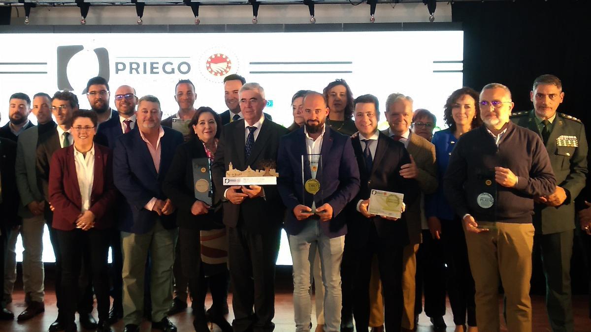 Galardonados y autoridades, ayer tras la entrega de premios.