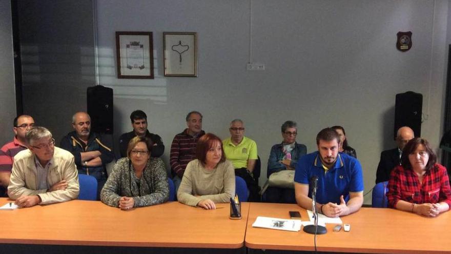 Representantes del movimiento vecinal, durante la comparecencia en la que dieron el ultimátum a Foro.