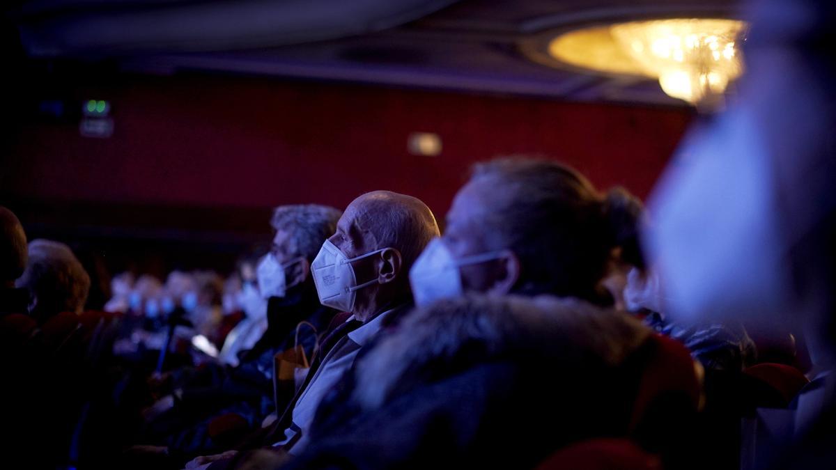 Volver al teatro tras la vacuna: mayores inmunizados acuden a una función en Madrid