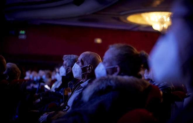 Volver al teatro tras la vacuna: mayores inmunizados acuden a una función en Madrid