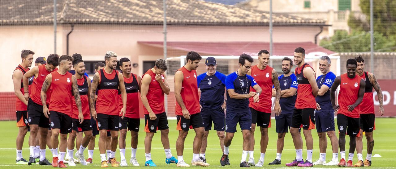 Los jugadores del Mallorca, con la sonrisa de Aguirre, se disponen a ejercitarse en Son Bibiloni.