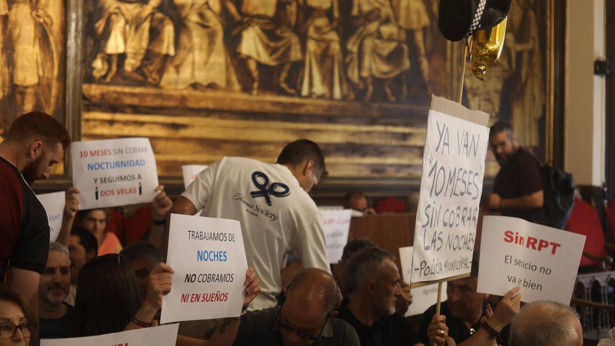 Protesta de los policías municipales en el pleno de este viernes.