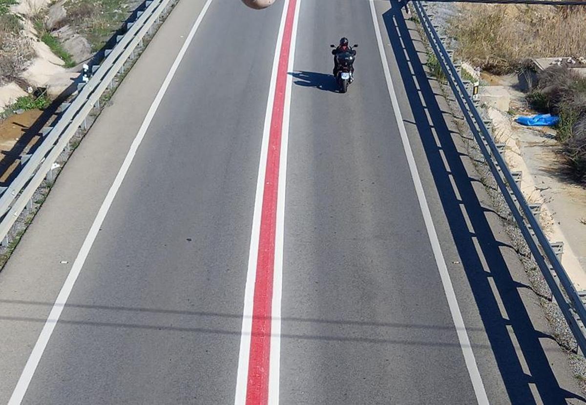 Un motorista circula por la A-355.