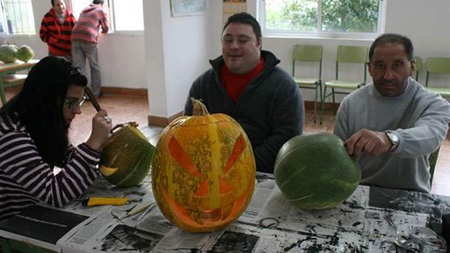 Los participantes en la fiesta cocinaron &quot;chulas&quot; y adornaron sus calabazas.  // Bernabé/Patricia F.