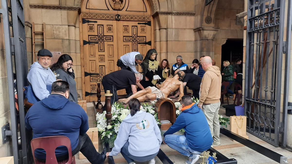 Preparativos en San Pedro para la procesión del Viernes Santo en Gijón