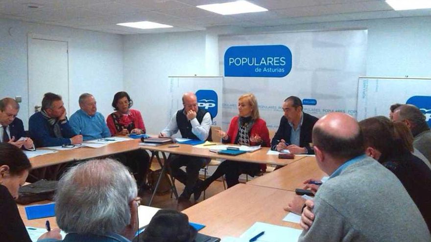 Mercedes Fernández, entre Luis Venta y Fernando Goñi, durante la reunión de ayer con dirigentes locales.