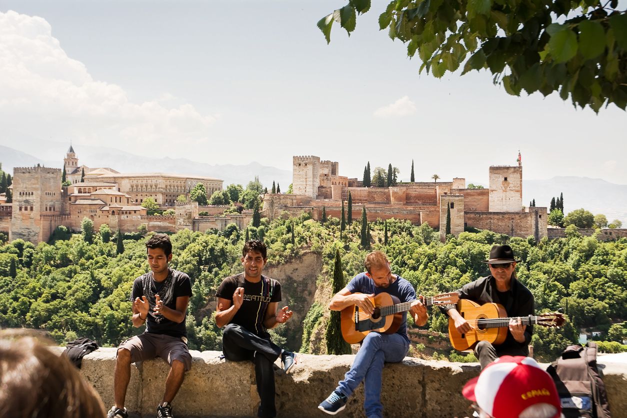 Espéctáculo callejero de flamenco con la Alhambra de fondo