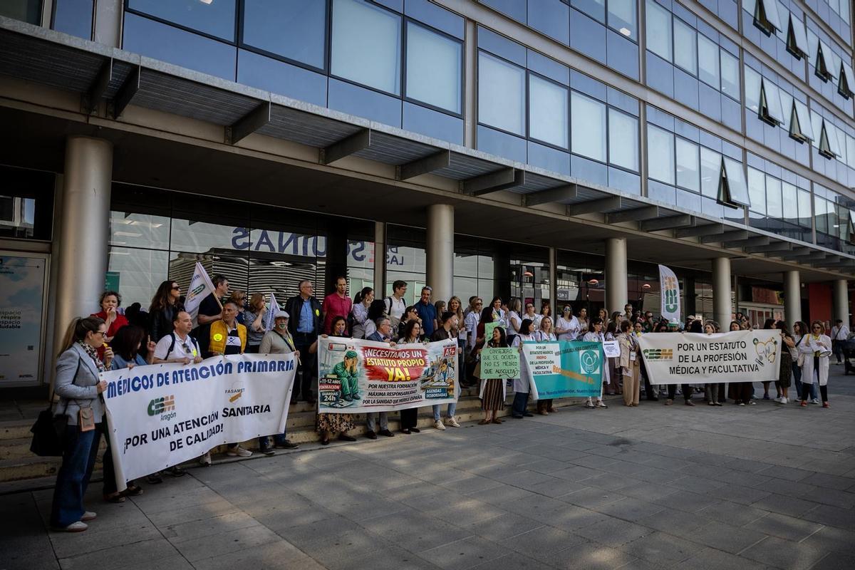 Protesta ante el Salud en el primer día de huelga médica en Aragón.