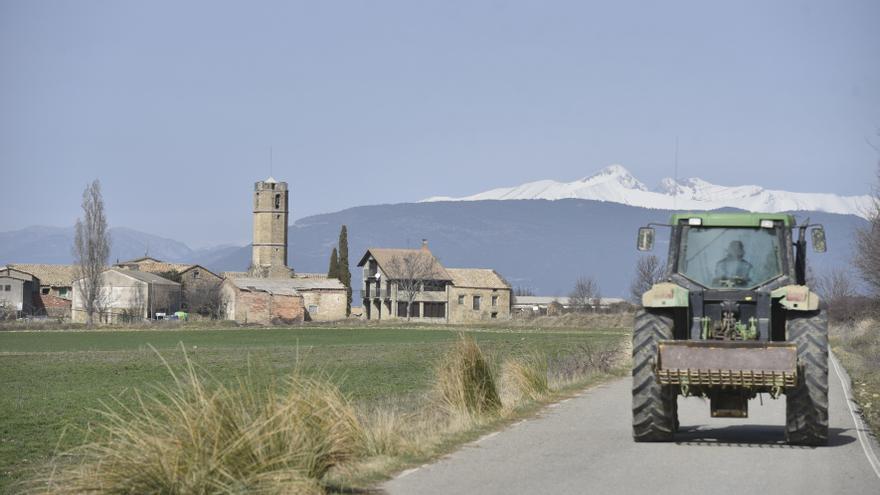 Archivo - Un tractor en una carretera del municipio de Monesma y Cájigar en Huesca, Aragón (España), a 25 de febrero de 2021.