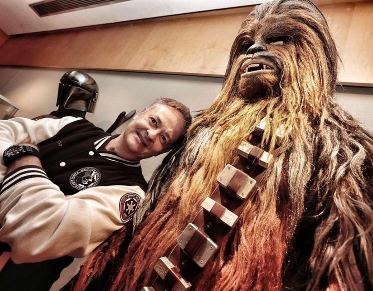 A la izquierda, Rafael Rodríguez con Chewbacca; a la derecha, junto a Robocop, uno de sus favoritos y que tardó un año en recrear; abajo, cara a cara con Darth Vader, otro de los personajes esperados cuando llega el Carnaval. | maría pisaca