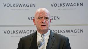 Imatges de l’entrada dels treballadors de Seat a la fàbrica i declaracions davant la premsa.